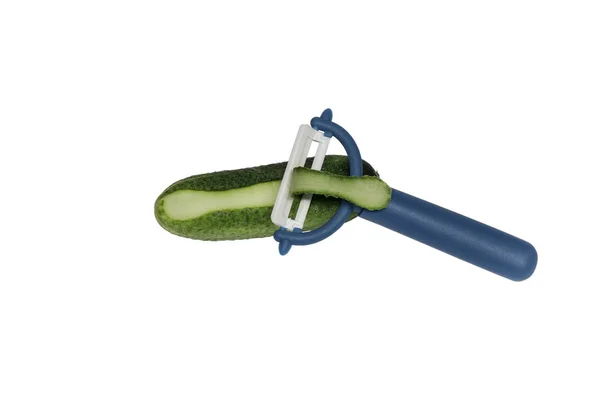Keramische plantaardige Peeler met blauw handvat en komkommer geïsoleerd op een witte achtergrond. Met uitknippad — Stockfoto