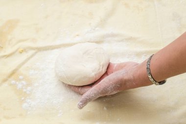 El tutmak için pasta hamur