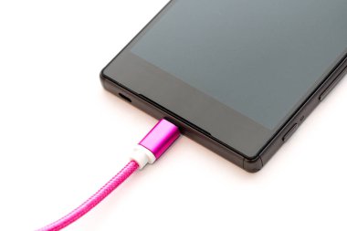 Akıllı telefon şarj kavramı. Pembe mikro usb kablosu pluged içinde hareket eden telefon. Beyaz arka plan üzerinde izole.