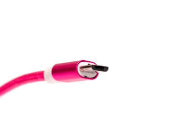 Pembe mikro usb kablosu. Beyaz arka plan üzerinde closeup izole