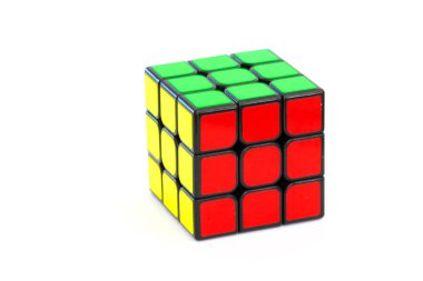 Sarajevo, Bosna Hersek - 24 Şubat 2018: beyaz zemin üzerine izole çözüldü Rubik küpü.