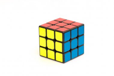 Sarajevo, Bosna Hersek - 24 Şubat 2018: beyaz zemin üzerine izole çözüldü Rubik küpü.