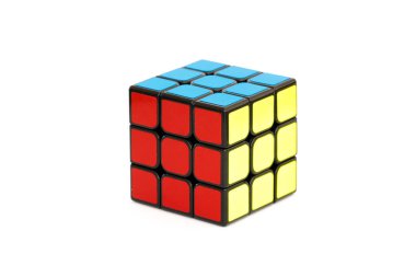 Sarajevo, Bosna Hersek - 24 Şubat 2018: beyaz zemin üzerine izole çözüldü Rubik küpü.