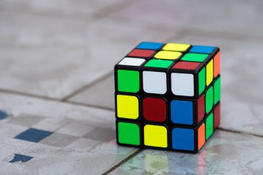 Sarajevo, Bosna Hersek - 24 Şubat 2018: faili meçhul Rubik küpü seramik zemin üzerine.
