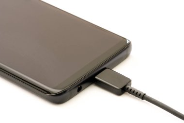 Şarj Smartphone. Beyaz arka plan üzerinde izole.