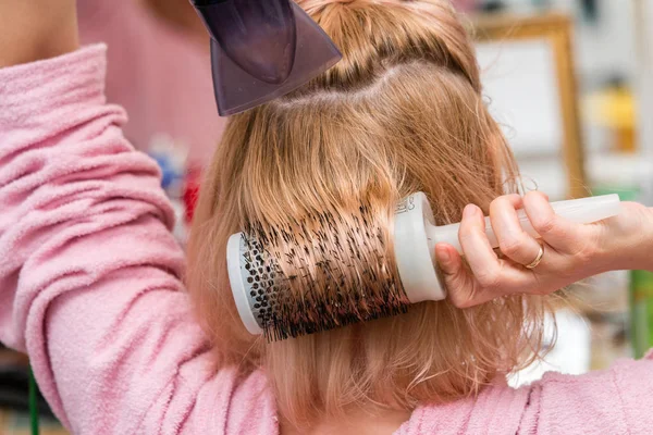 Vrouw Drogen Haar Lang Blond Haar Met Haar Droger Ronde — Stockfoto