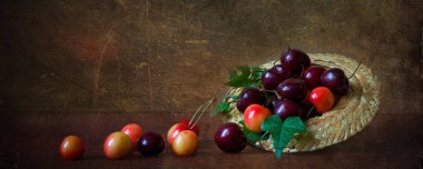 Kırmızı ve sarı kiraz küçük hasır şapkalı