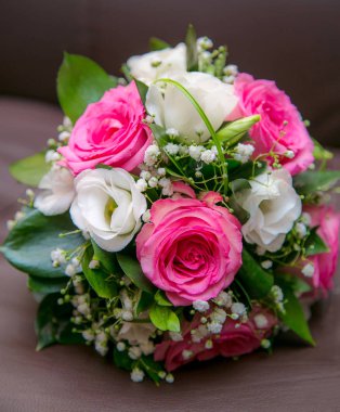 Weddin üzerinde gelin için kırmızı beyaz çiçekler buket düğün