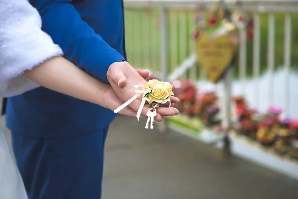 Tradição de casamento para pendurar a fechadura na ponte e jogar o k — Fotografia de Stock