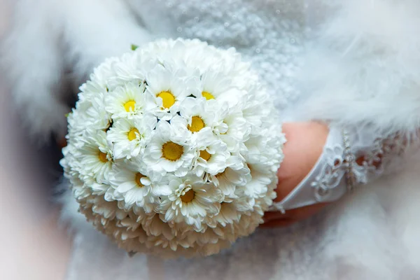 Γαμήλια ανθοδέσμη από λευκά λουλούδια κατέχει η νύφη — Φωτογραφία Αρχείου