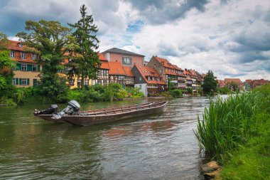 Güzel yaz manzara güzel eski evleri ile şehrin
