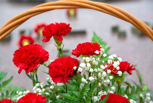 Beyaz çiçekler gypsophila yeşil yaprakları ile birlikte kırmızı karanfiller