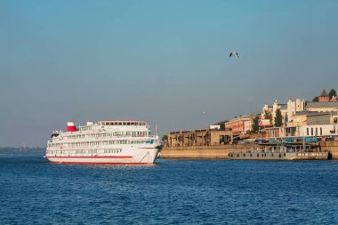 Beyaz tekne yaz günde nehirde yüzen
