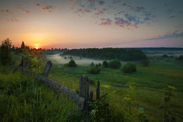 Schöne ländliche Landschaft am Morgen. Sonnenaufgang. Morgendämmerung. — Stockfoto