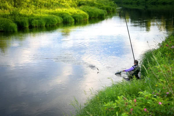 Fischer gefangen Fische auf dem Fluss in der Landschaft. — Stockfoto