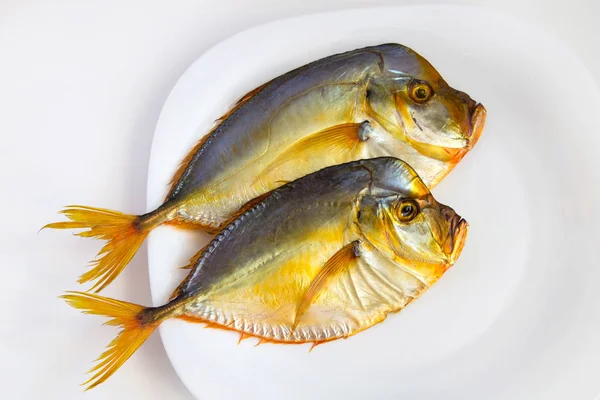 Pescado ahumado sobre plato blanco sobre fondo aislado — Foto de Stock