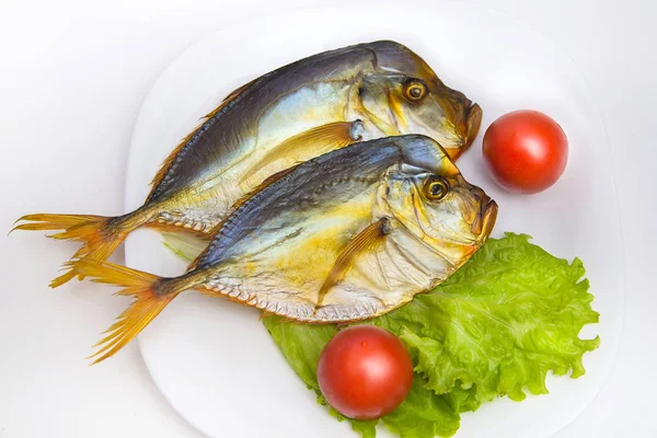 Peixe fumado em prato branco com legumes em backgroun isolado — Fotografia de Stock