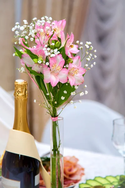 Beautiful table setting with a bouquet of flowers — Stock Photo, Image