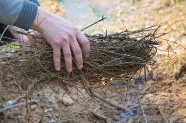 Ormanın kırsalında güvenli bir ateş yakmak.