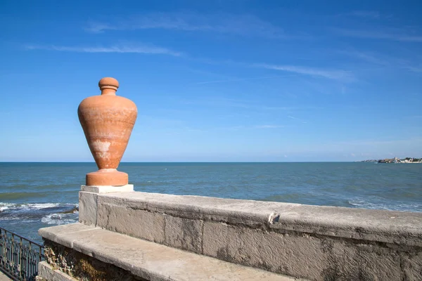 Krásná Promenáda Velkými Hliněnými Vázami Výhledem Moře Seascape Itálie Město — Stock fotografie