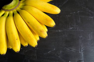 Mini muz üstünde siyah okul sırası. Üstten Görünüm