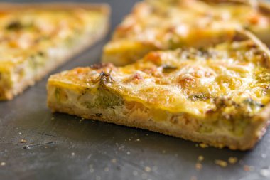 Geleneksel Fransız Quiche somon, brokoli ve siyah tablo peynir pasta. Çoğu parçaları, görüş açısı 