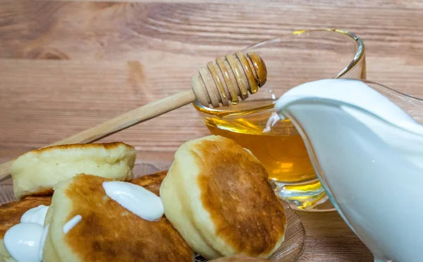 Traditionelles Russisches Frühstück Oder Snak Syrnik Mit Saurer Sahne Und — Stockfoto