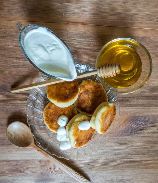 Geleneksel Rus Kahvaltısı Veya Snak Ekşi Krem Bal Ile Syrnik — Stok fotoğraf