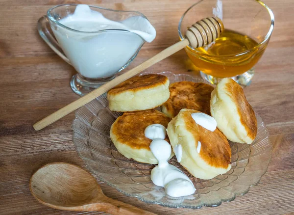 伝統的なロシアの朝食やヘビ サワークリームと蜂蜜の Syrnik ウッドテーブル コピースペース — ストック写真