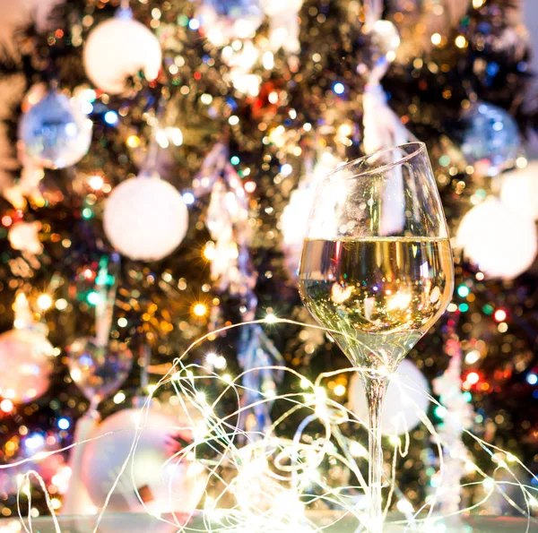 Champagner Oder Weißwein Vor Dem Weihnachtsbaum Mit Lichtern — Stockfoto