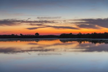 Su - Merritt Island Wildlife Refuge, Florida üzerinden günbatımı