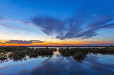Su - Merritt Island Wildlife Refuge, Florida üzerinden günbatımı
