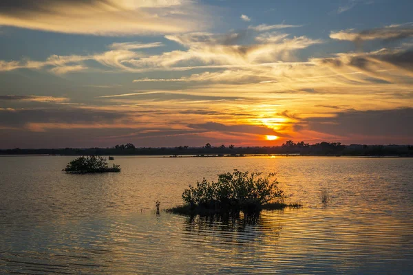 Puesta de sol sobre el agua - Merritt Island Wildlife Refuge, Florida — Foto de Stock