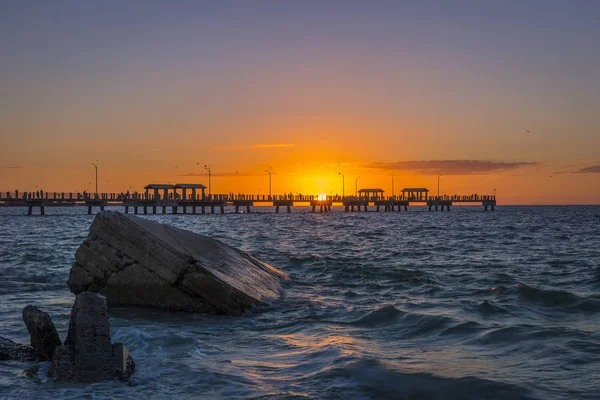 Stenar och fiskepiren i solnedgången - St. Petersburg, Florida — Stockfoto