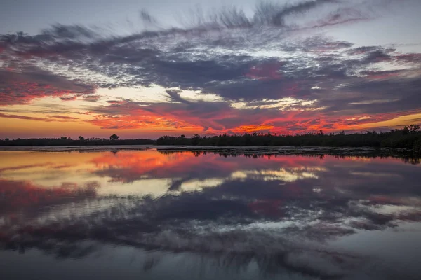 Sonnenuntergang über dem Wasser - Merritt Island Wildlife Refugium, Florida — Stockfoto