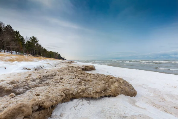 Buz ve kar üzerinde Aralık ayında bir Huron Gölü kıyı