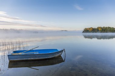 Sonbahar - Ontario, Kanada içinde bir Misty gölde sandal
