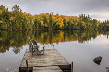 Sonbahar - Ontario, Kanada içinde bir Dock üzerindeki boş sandalyeler