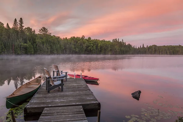 Stuga Dock på en kanadensisk sjö i gryningen i gryningen — Stockfoto