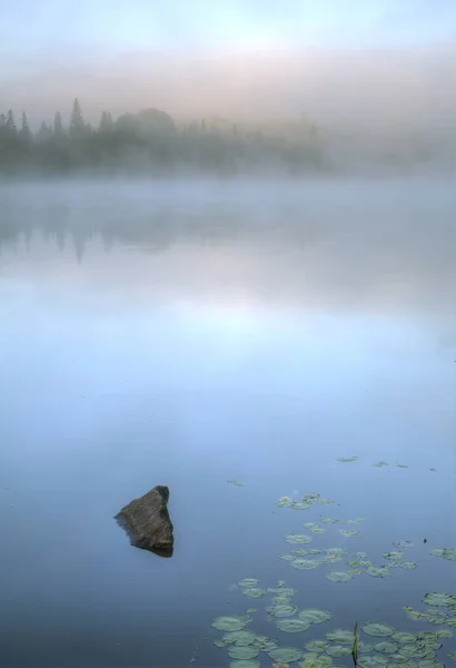 Neblige Morgendämmerung auf einem See in Ontario, Kanada — Stockfoto