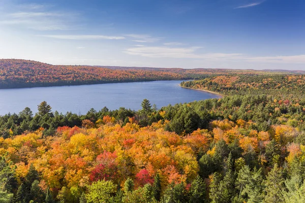 Podniesionymi widokiem jeziora i spadek liści - Ontario, Kanada — Zdjęcie stockowe