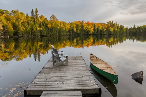 Canoa e doca em um lago de outono - Ontário, Canadá — Fotografia de Stock