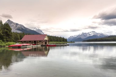 Kayıkhane bir dağ gölü Alberta, Kanada