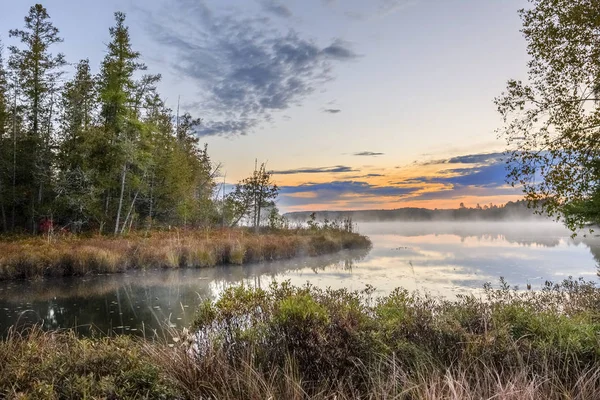 Misty Autumn River at Dawn - Ontario, Canadá — Foto de Stock