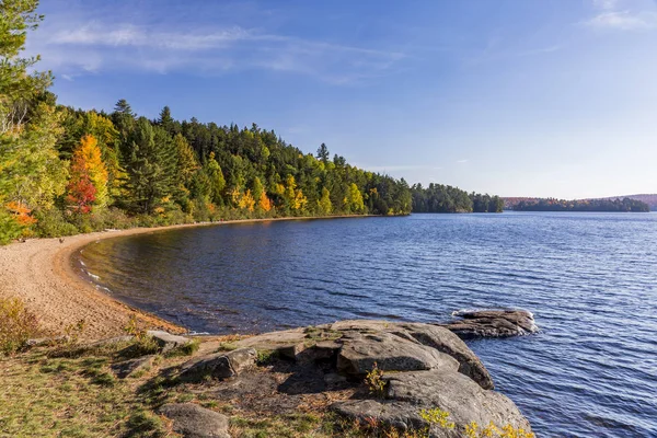 Litoral de um lago no Outono - Ontário, Canadá — Fotografia de Stock