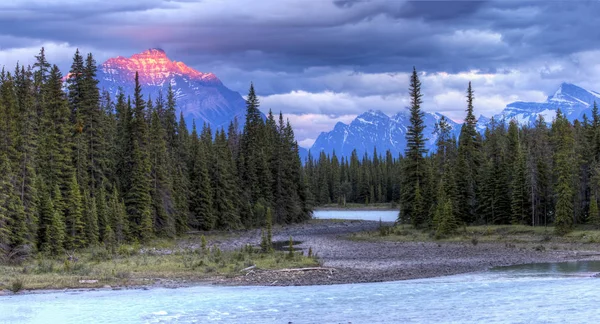 Athabasca River at Sunset with Rocky Mountains in Background — Stock Photo, Image