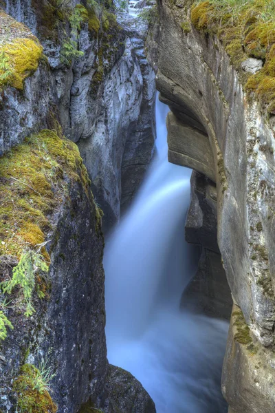 カナダのロッキー山脈の滝 — ストック写真
