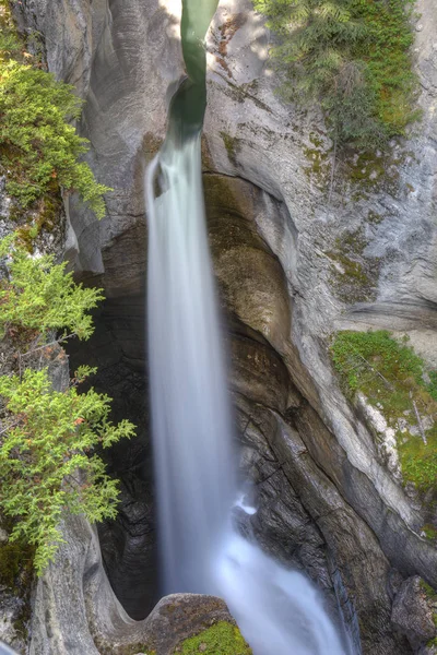 在加拿大洛矶山脉瀑布 — 图库照片