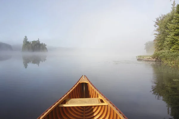 Canoagem em um lago tranquilo — Fotografia de Stock