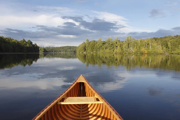 Canoagem em um lago tranquilo — Fotografia de Stock